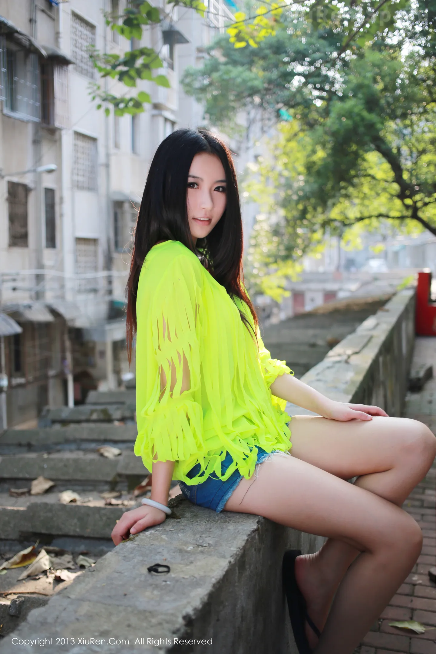 图片[2]-[XiuRen秀人网]VOL.017 美媛女神MOON嘉依居家私房超级豪乳诱惑写真80P-秀人网官方网站